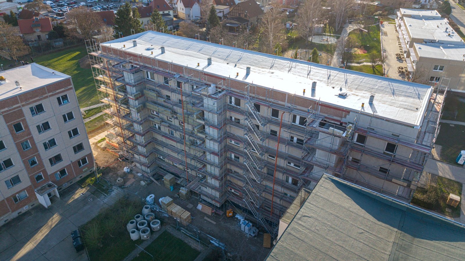 Plattenbau in Thale während der Modernisierung, mit Gerüst